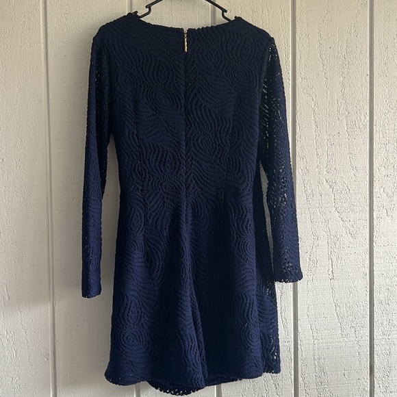 Lilly Pulitzer Lace Tiki Wrap Romper True Navy Feather Bloom Large - Picture 6 of 7